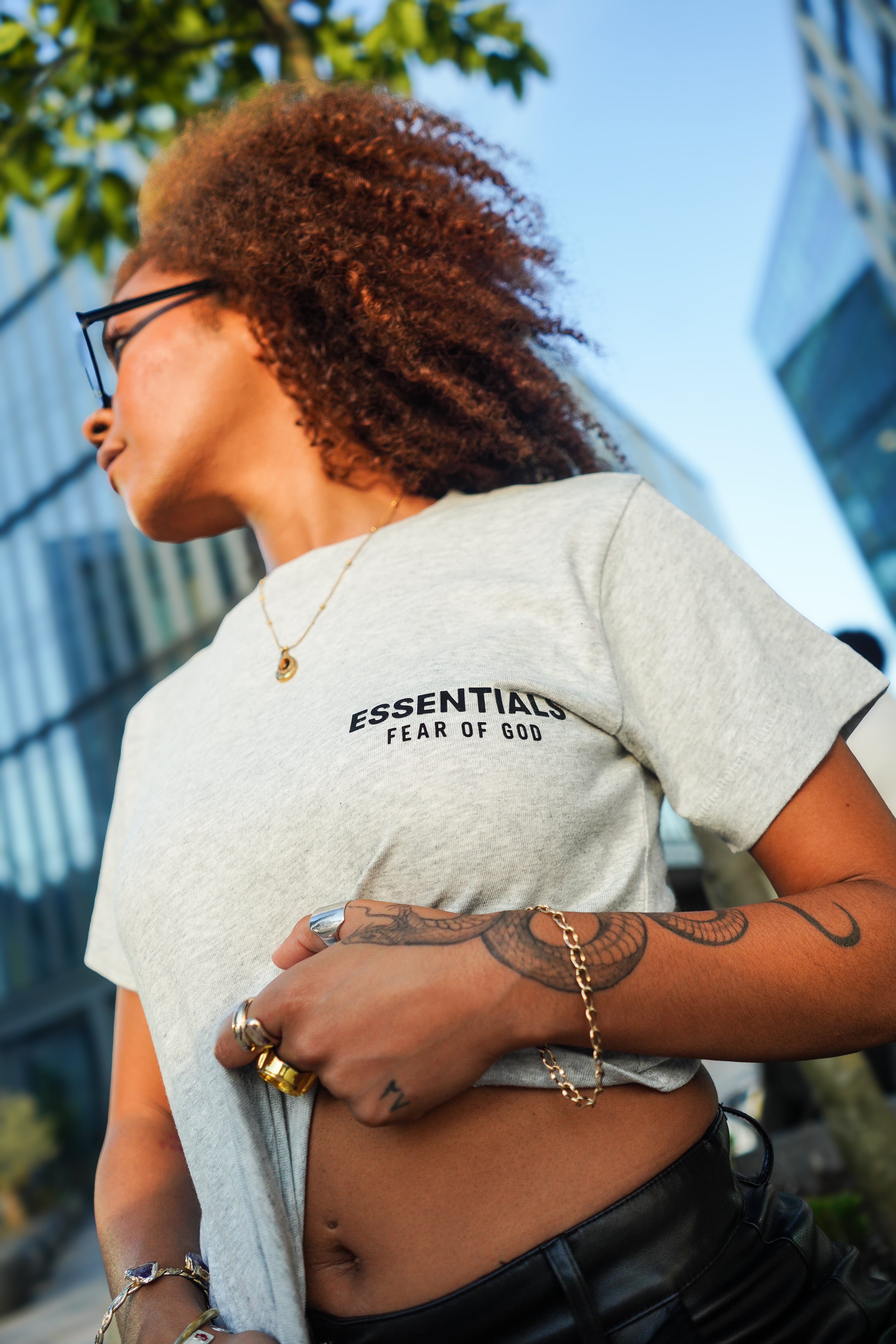 LUXURY HUB FEAR OF GOD ESSENTIALS BACK LOGO TEE