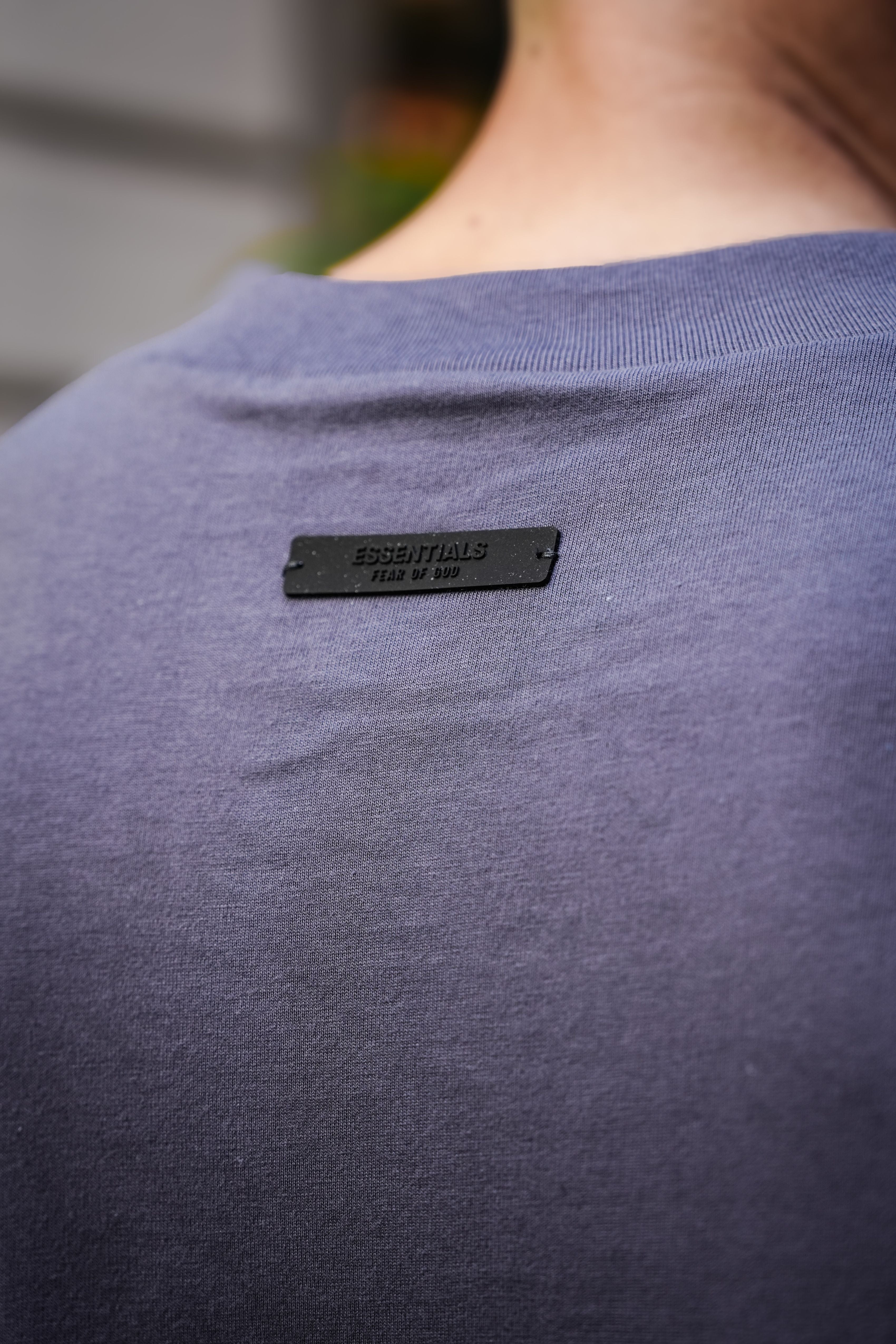 LUXURY HUB FEAR OF GOD ESSENTIALS SMALL LOGO TEE