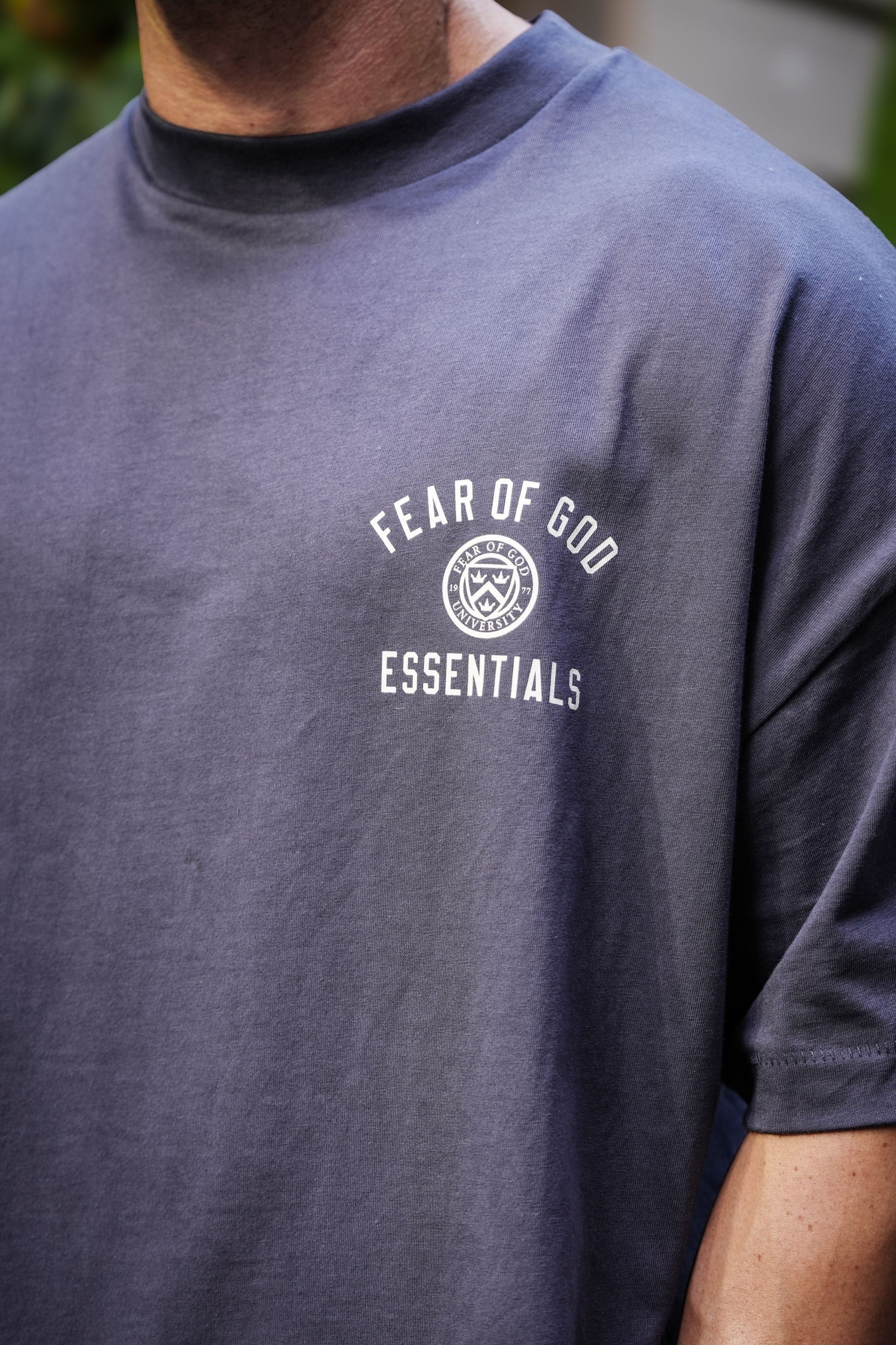 LUXURY HUB FEAR OF GOD ESSENTIALS SMALL LOGO TEE