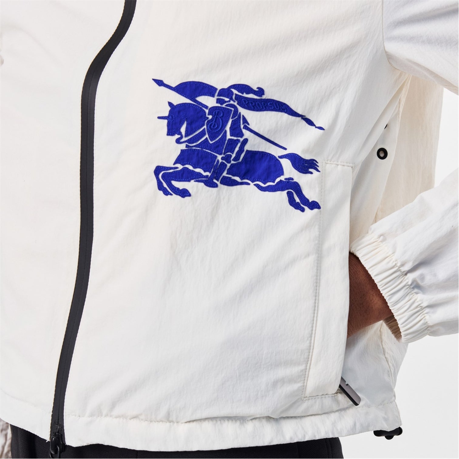 LUXURY HUB BURBERRY WOMEN'S EQUESTRIAN KNIGHT DESIGN CROPPED HOODED SOFTSHELL JACKET