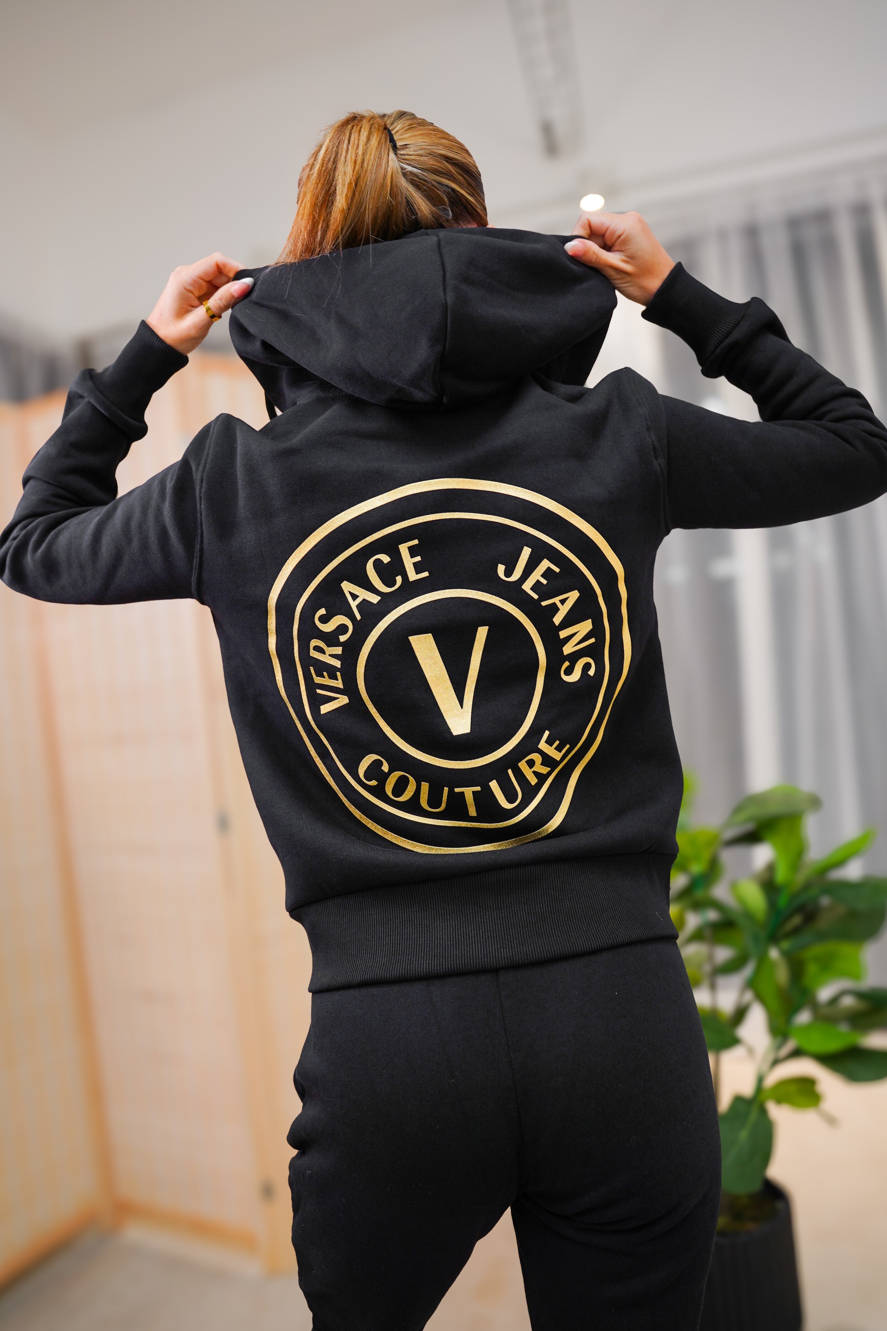 LUXURY HUB  VERSACE JEANS COUTURE ROUND LOGO ZIP HOODIE