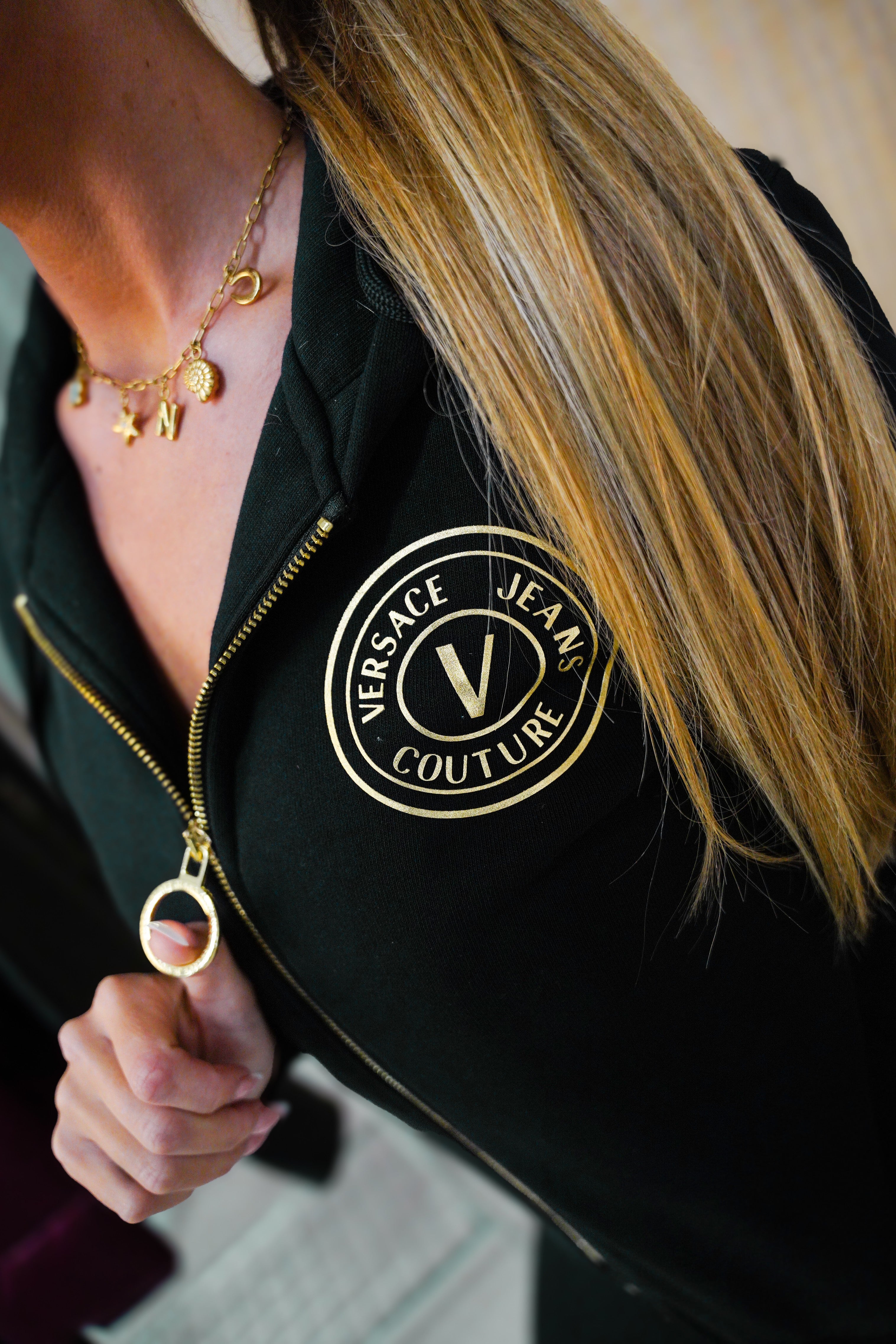 LUXURY HUB  VERSACE JEANS COUTURE ROUND LOGO ZIP HOODIE